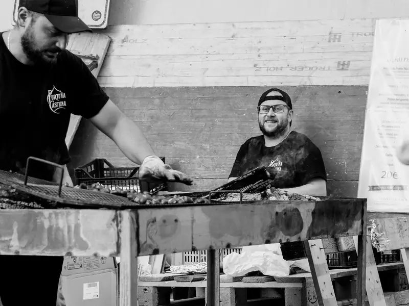 Trio di signore agli stand