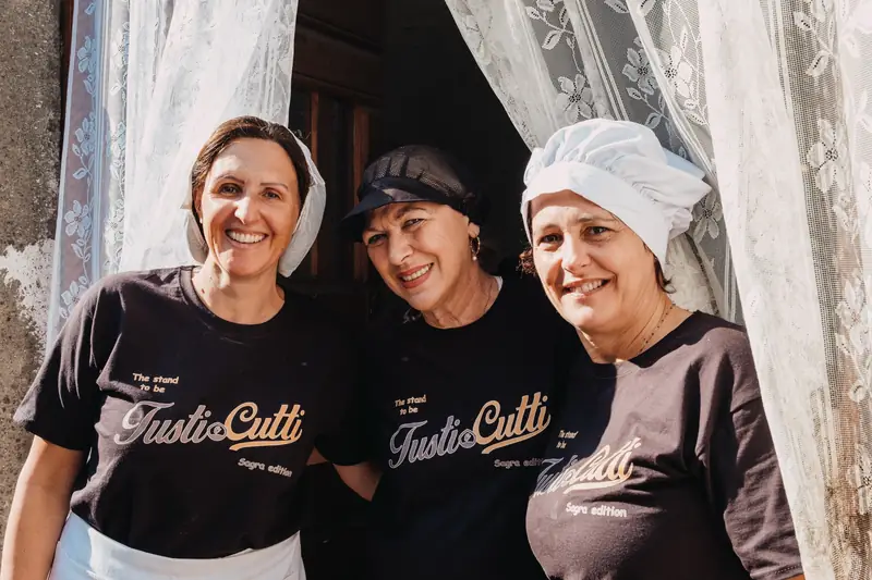 Volontari in rosso alla griglia