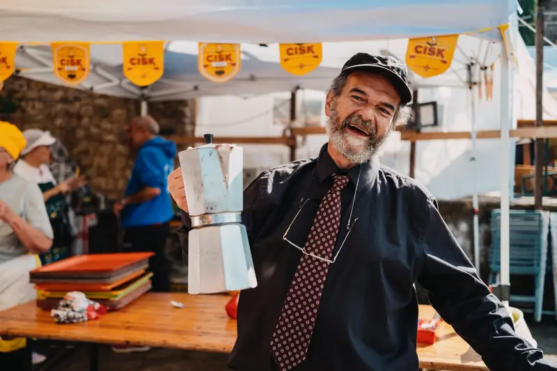 Pubblico in festa sotto i gazebo