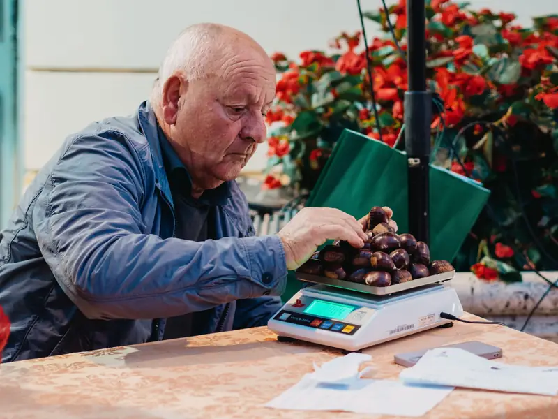 Due nonni sorridenti al tavolo della sagra