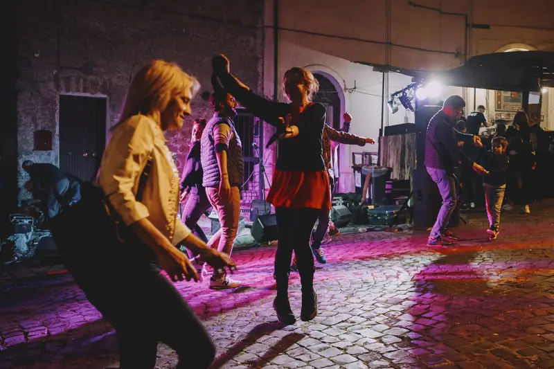 Volontarie in cucina sorridenti