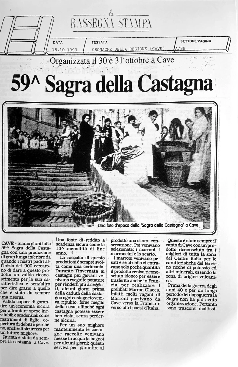 Vecchio edificio rosso della sagra e stand castagne